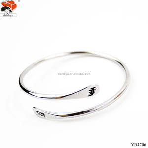 Brazalete Ajustable de Acero Inoxidable con Letra Grabada Personalizada JJ 1938, Logotipo Personalizado, Chapado en Oro, Unisex, Moderno - Product Image 1