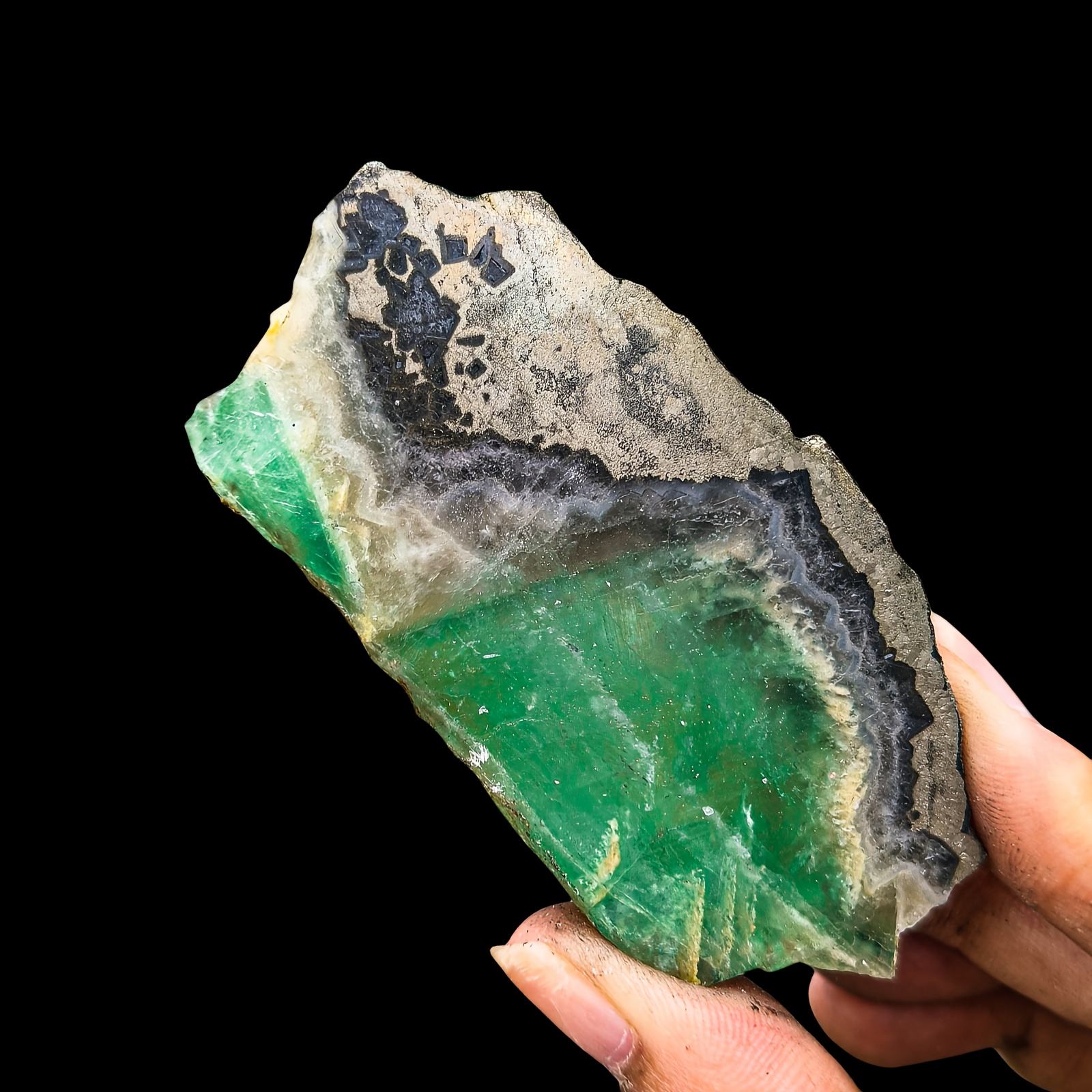 ฟลูออไรต์สีเขียวและไพไรต์แบบแผ่น