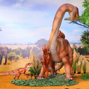 Scène de combat de dinosaures jurassiques : Shunosaurus contre trois Velociraptors, modèle animatronique, structure métallique extérieure pour centre commercial et école - Product Image 3