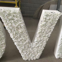 Décoration de mariage et événements : Lettres géantes en roses blanches pour événements de mariage et fêtes - Fournisseur de décorations florales