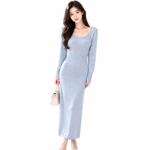 Robe pull longue en tricot bleu clair à col rond et manches longues pour femme, robe moulante maxi en laine élégante pour l'automne - Product Image 1