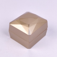 Boîte à bijoux en bois LED couleur personnalisée, finition laquée brillante, motif carré à fermeture magnétique pour bague, bracelet, collier, cadeau