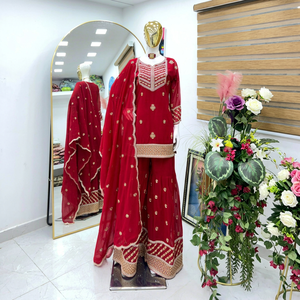 ชุดส่าหรีผ้าจอร์เจตต์ปักลายสีแดงแบบยืดได้ พร้อมกางเกงปาลาซโซ่ ผ้าคลุมไหล่ เหมาะสำหรับงานรับปริญญา งานดิวาลี งานแต่งงาน และงานปาร์ตี้ต่างๆ - Product Image 1