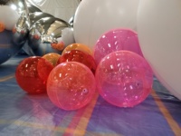 Ballons gonflables imperméables colorés transparents de PVC de vente chaude installation facile pour la décoration d'atmosphère de fête d'activités de plein air