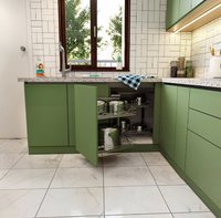 Gabinetes de Cocina Modernos en Verde Salvia, Estilo Nórdico, en Forma de L, Módulos de Cocina con Gabinetes de Pared con Acabado de Madera