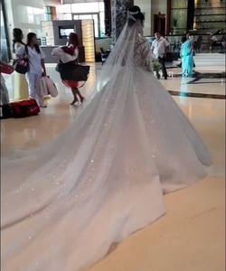 Nuova Collezione 2024 Di Tendenza Abito <span class=keywords><strong>da</strong></span> <span class=keywords><strong>Sposa</strong></span> di Alta Sartoria con Coda Lunga, Maniche Lunghe, Pizzo e Strass - Product Image 4