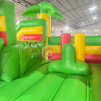 Structure gonflable combinée avec toboggan et zone de saut