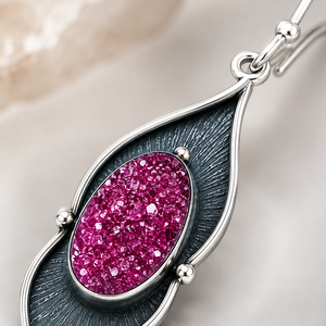 Orecchini vintage con piume di uccello fucsia, regalo per feste da donna - Product Image 4