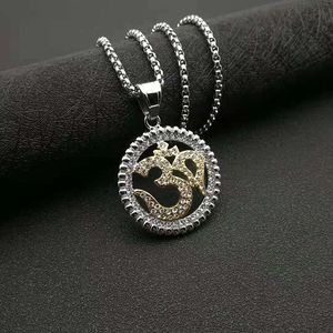 ยูนิค สร้อยคอจี้โอ๊มสแตนเลสสตีล ประดับเพชร ของขวัญสำหรับทุกเพศ - Product Image 3