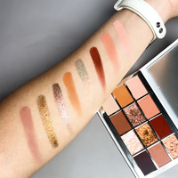 Palette de maquillage pour les yeux en poudre mate imperméable à effet caméléon duochrome avec finition scintillante pour les tons de peau clairs, foncés et moyens
