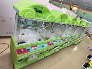 Mini máquina de juego de plástico que funciona con monedas PARA 2 JUGADORES, garra de planeta de la suerte con <span class=keywords><strong>probabilidad</strong></span> de premio controlable para niños, tipo empujador de monedas - Product Image 2