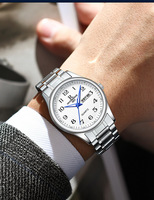 Montre à quartz étanche à grand cadran lumineux couleur or avec double calendrier pour personnes d'âge moyen et âgées
