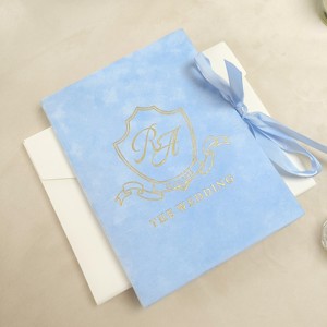 Invitaciones de Boda Elegantes en Terciopelo Azul Cielo Personalizadas, Invitaciones de Acrílico Transparente con Lámina Dorada y Tarjetas RSVP con Código QR - Product Image 4