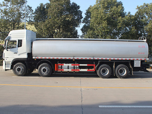 <span class=keywords><strong>Camion</strong></span>-citerne robuste pour le transport de fluides destiné aux opérations de lavage de puits pétroliers - Product Image 3