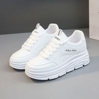 Chaussures de skate blanches à semelle épaisse ondulée pour femmes, baskets rehaussantes discrètes en cuir imperméable, idéales pour la marche quotidienne et décontractée.
