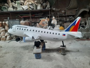 Estatua de Avión de Fibra de Vidrio en Oferta, Modelo de Aeronave, Escultura para Jardín Exterior, Hotel, Resort, Oficina, Disponible para la Venta - Product Image 1
