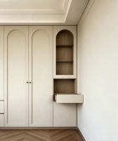Armoire à panneaux moulurés de style français pour chambre à coucher