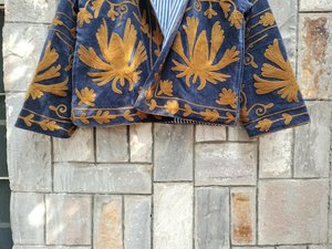 Blazer de terciopelo bordado floral, chaqueta suzani con cuello y manga larga, ropa exterior de otoño para mujer, diseño de bordado a mano. - Product Image 2