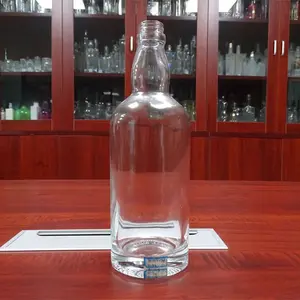 زجاجات ويسكي سعة 70CL من زجاج 700 مل من خمور الروح الاسكوتلاندية الفريدة ذات مظهر مُزود بمسامير لأعلى الجهة مغلفة بأطعمة