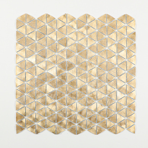 Carrelage mural triangulaire en mosaïque de mailles d'aluminium doré brillant effet gravité - Product Image 1