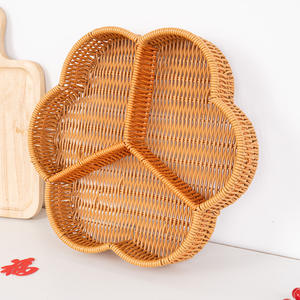 ตะกร้าหวายสามช่องทรงดอกพลัมสีน้ำตาล ตะกร้าใส่ผักผลไม้รักษ์โลกสำหรับห้องนั่งเล่นและโต๊ะกาแฟ - Product Image 1