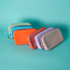 Porte-monnaie unisexe en silicone tendance avec décoration pointeuse, logo personnalisable, fermeture éclair étanche - Product Image 5