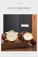 Montre sport unisexe de luxe à quartz, cadran beige, boîtier noir poli, aiguilles dorées, bracelet en silicone intégré, verre, style minimaliste et tendance