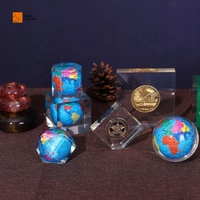 Ornement de Globe en plexiglas transparent polygonal Mini presse-papier de bureau avec spécimen de fleur d'huile construit artisanat en résine époxy pour la décoration intérieure