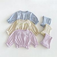 Ensemble deux pièces tricoté style coréen pour bébés filles, nouvelle collection automne 2026 : haut à bordure dentelle et pantalon évasé