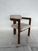 Chaise de salle à manger au design moderne et traditionnel avec structure et pieds en bois, revêtement écologique et construction durable