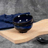 Services de table en céramique bleu cobalt, comprenant des bols, des assiettes, des plats et des cuillères