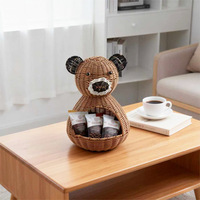 Kleine beren-vormige PP rieten mand met creatief dierenontwerp, minimalistische stijl voor woondecoratie, gestoomd.