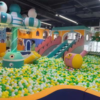 Equipo de Juegos Interior Personalizado con Diseño Geométrico Vibrante, Piscina de Pelotas, Toboganes y Diseño a Cuadros para Centro Recreativo
