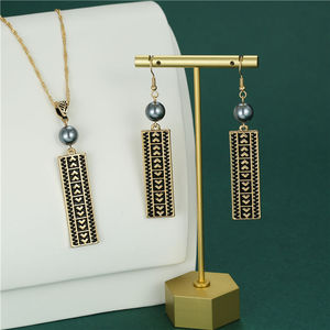 Conjunto de Joyería de Lujo con Cadena Geométrica de Oro de 18K para Mujer, Aretes y Collar Hawaianos, Diseño Elegante y Moderno - Product Image 1