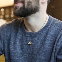 Collier minimaliste en acier inoxydable pour homme, pendentif double triangle, collier vide, logo gravé, cadeau pour la fête des pères, sans rouille
