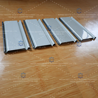Machine de formage de rouleaux de volets micro-perforés en ligne à commande servo, équipement de formage de lames de volets de porte enroulable avec presse à poinçonner