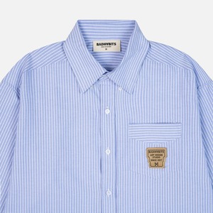 เสื้อเชิ้ตอ็อกซ์ฟอร์ดสีน้ำเงินเข้มทรงปกติ ดีไซน์อเนกประสงค์ในโทนสีน้ำเงินเด่นชื่อเสียง พร้อมโลโก้หนังนูนและลายปักด้านหลัง - Product Image 4
