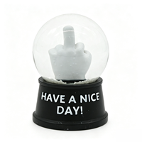 Globe à neige en résine style Meme amusant, avec main pouce levé et base 'HAVE A NICE DAY', cadeau fantaisie et sarcaste pour la décoration de la maison et du bureau.