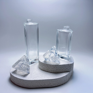 도매 30ml 45ml 투명 플랫형 빈 유리 리필 가능 향수병 고급 삼각형 크리스탈 캡 포함 향수 포장용 - Product Image 3