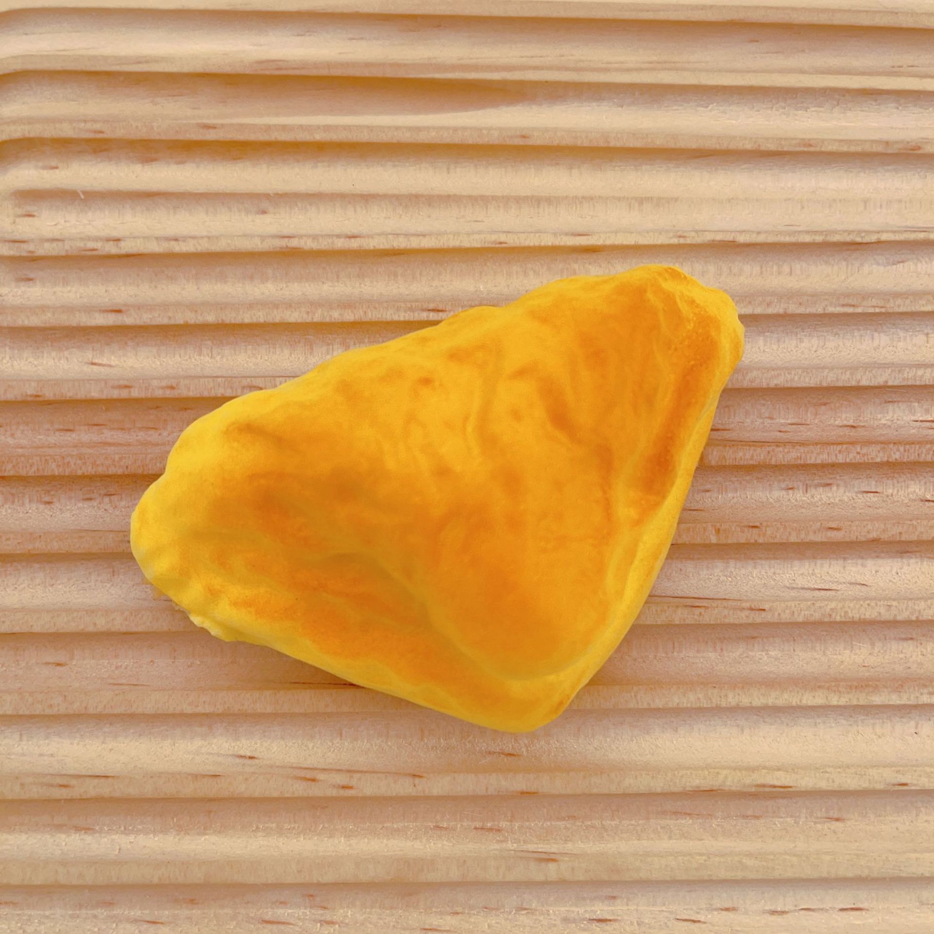 20674-Croissant au beurre Triangle PU squishy