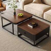 Moderner, schlichter quadratischer Glas-Couchtisch mit Metallgestell, luxuriöses High-End-Möbelstück für kleine Wohnzimmer.