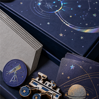 Jeu de société personnalisé sur le thème de l'Observatoire Spatial, pièces en carton et en bois, boîte rigide, matériaux recyclés - Jeu de stratégie astronomique pour les établissements d'enseignement des sciences et de technologie (STEM)