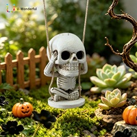Großhandel Polyresin Schaukel-Skelett Hängestatue, sitzender Anhänger, Halloween Outdoor-Baumdeko, gruselige Feiertagsverzierung