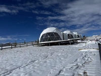 Tente dôme géodésique mixte solide et transparente pour hôtel, glamping, resort – Design unique, tente igloo, bonne ventilation, vie confortable