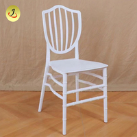 Chaises de mariage et d'événements en gros, chaise Chiavari en résine plastique blanche, écologique et durable pour hôtels, fermes et usage commercial