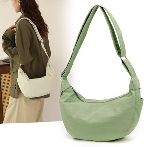 Sac bandoulière en nylon pour femme, style décontracté, forme croissant, avec fermeture éclair, pour tenues quotidiennes, Printemps 2025 - Product Image 3