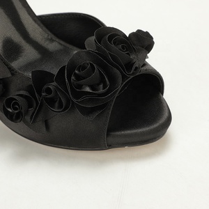 <span class=keywords><strong>Sandali</strong></span> Retrò da Sera in <span class=keywords><strong>Raso</strong></span> Nero con Rosa 3D, Punta Aperta, Plateau e Tacco a Spillo, Scarpe Eleganti e Glamour per Feste Romantiche - Product Image 5
