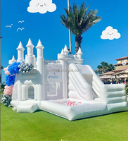 Château gonflable blanc avec toboggan et piscine à balles