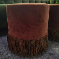 Pouf rond moderne en velours marron rouille avec franges, ottoman cylindrique pour salon, hôtel, chambre à coucher, vente en gros, OEM, personnalisé.