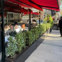 Balustrade en verre sur roulettes en aluminium élégante et personnalisée, clôture en verre rétractable et empilable, porte d'entrée pour espace de vie extérieur